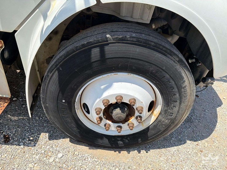 2016-freightliner-m2-106-image-39