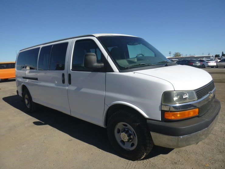 2013-chevrolet-express-3500-image-2