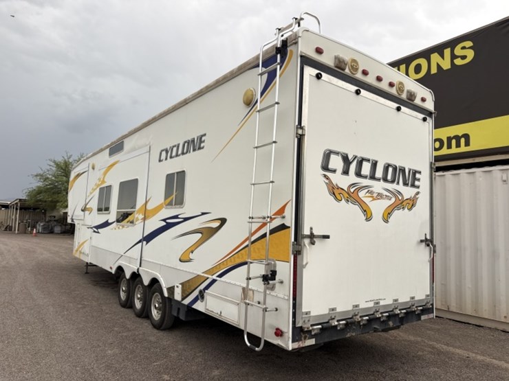 2008-heartland-cyclone-fifth-wheel-toyhauler-image-8