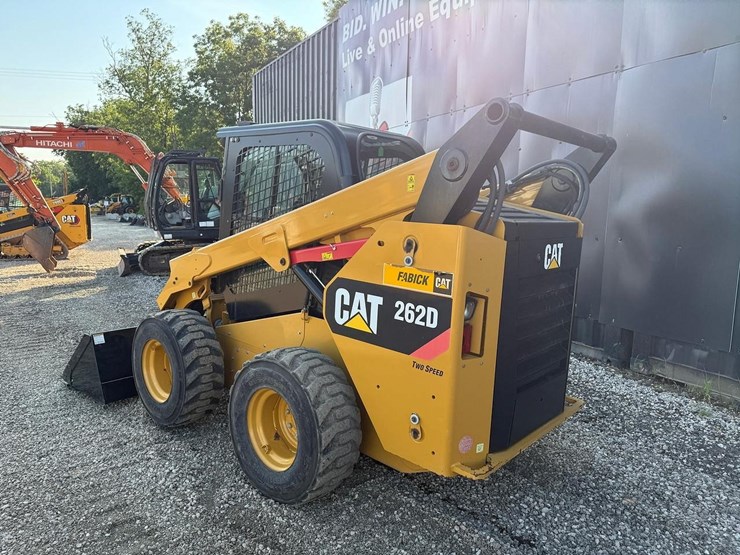 2015-caterpillar-262d-image-2