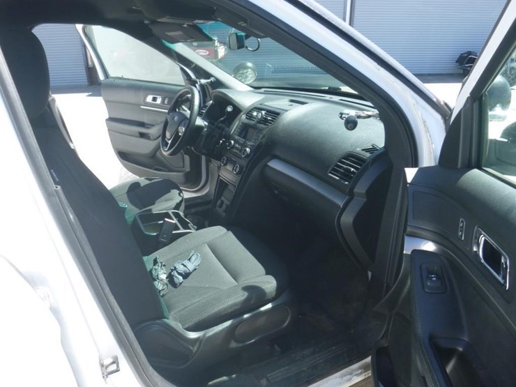 2016-ford-explorer-image-6