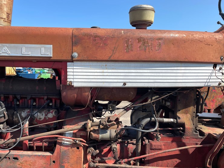 #2102-•-farmall-560-tractor-image-12