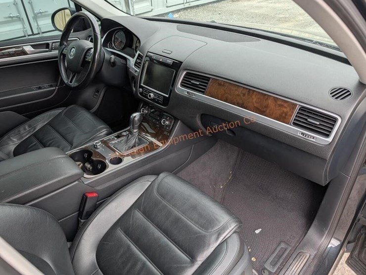 2013-volkswagen-touareg-image-23