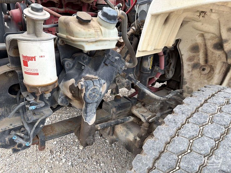 2016-freightliner-m2-106-image-14
