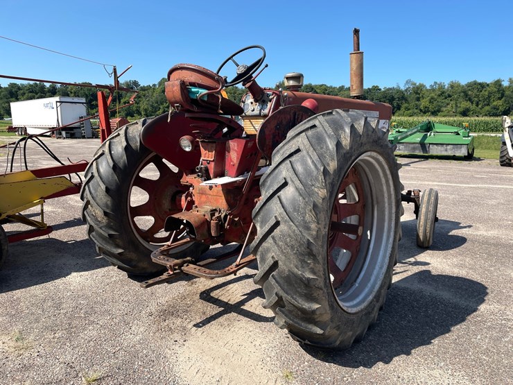 #2102-•-farmall-560-tractor-image-4