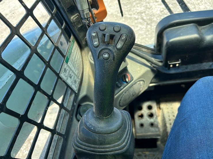 2017-bobcat-t750-image-24