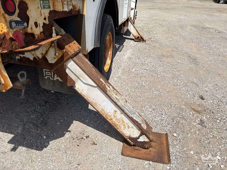 2016-freightliner-m2-106-image-22