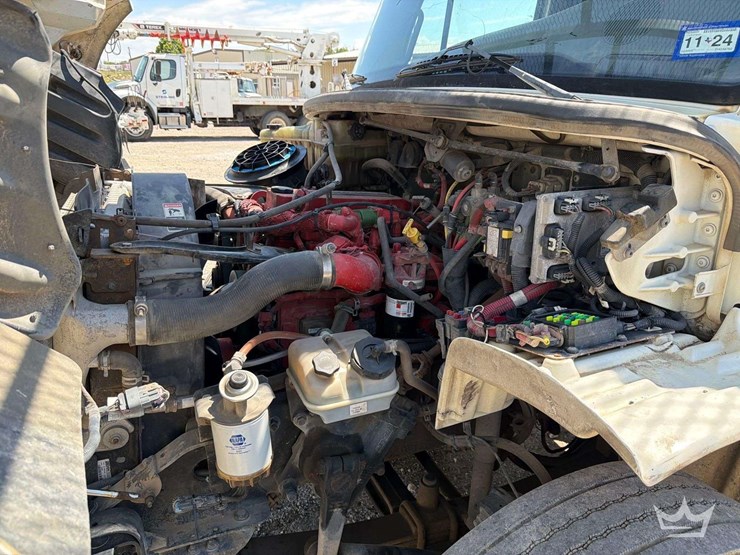 2015-freightliner-m2-106-image-8