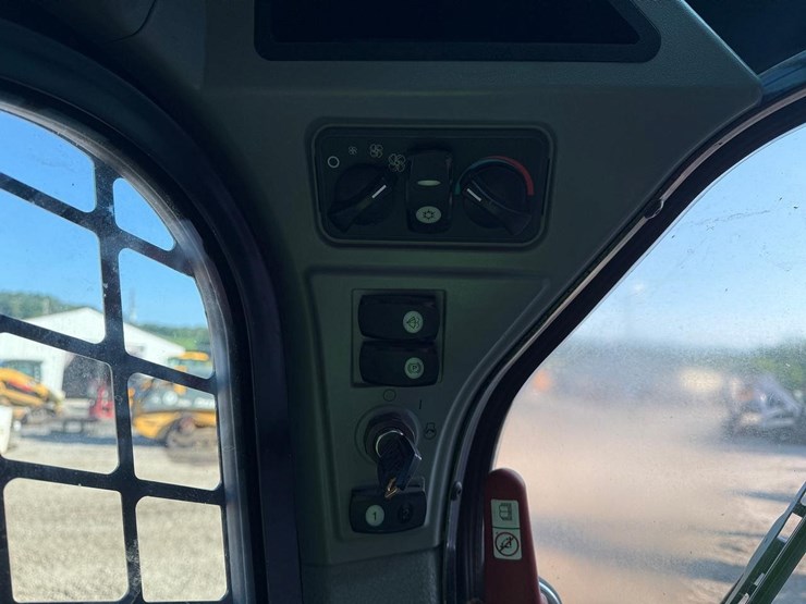 2015-caterpillar-262d-image-25