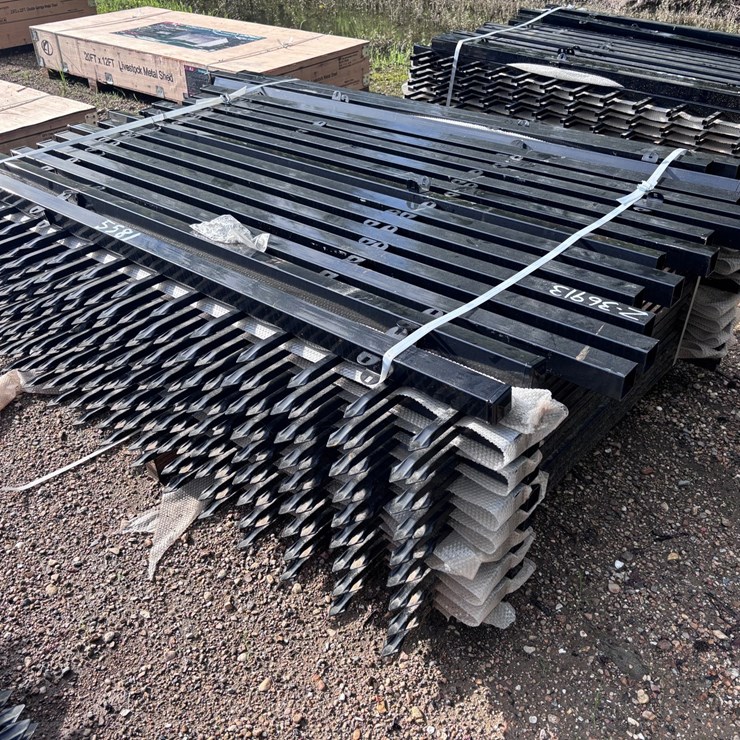 #36913 • BUNDLE OF METAL FENCE PANELS