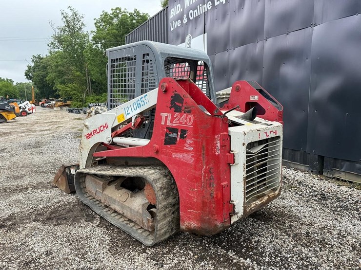 2011-takeuchi-tl240-image-2