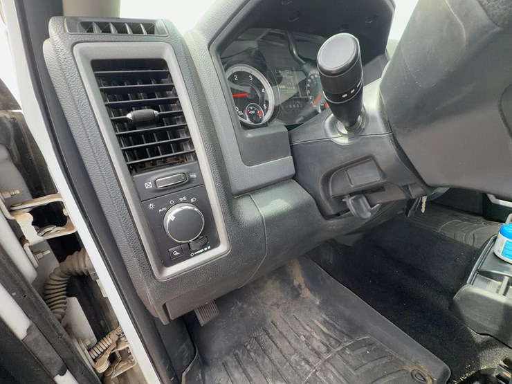 2015-dodge-3500-image-17