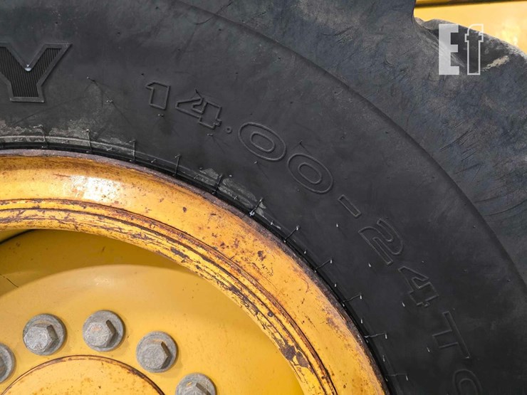 2011-deere-672g-image-33