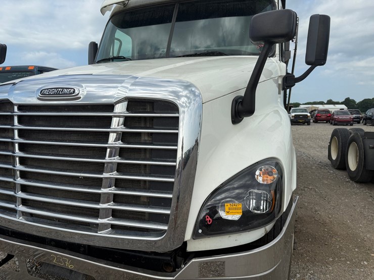 2016-freightliner-cascadia-125-image-21
