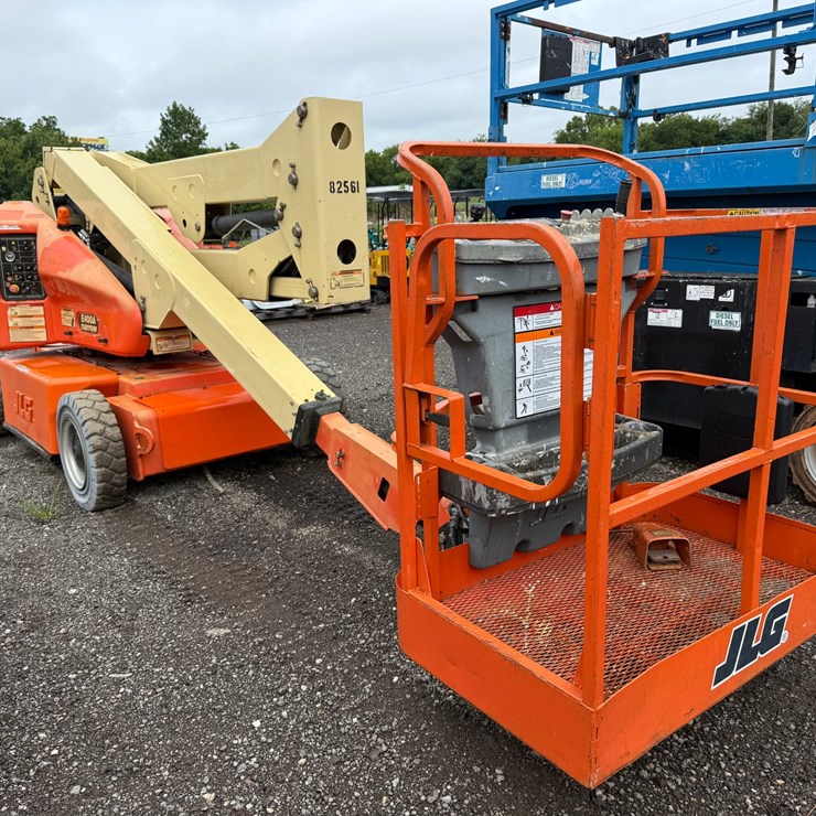 2008 JLG E400A
