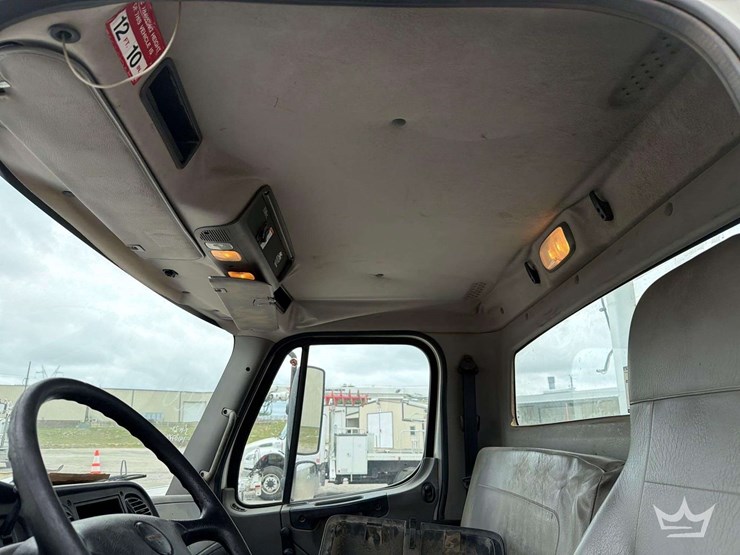 2016-freightliner-m2-106-image-56