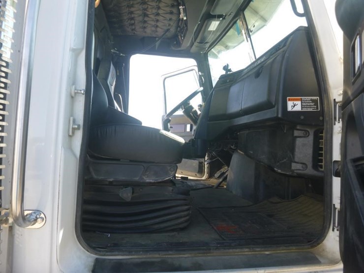 2020-western-star-4900sf-image-13