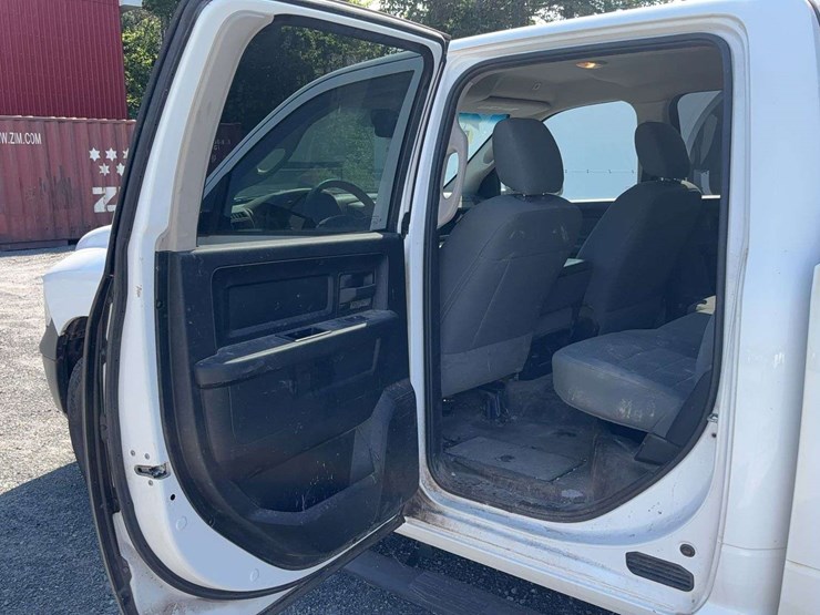 2019-ram-1500-classic-image-12