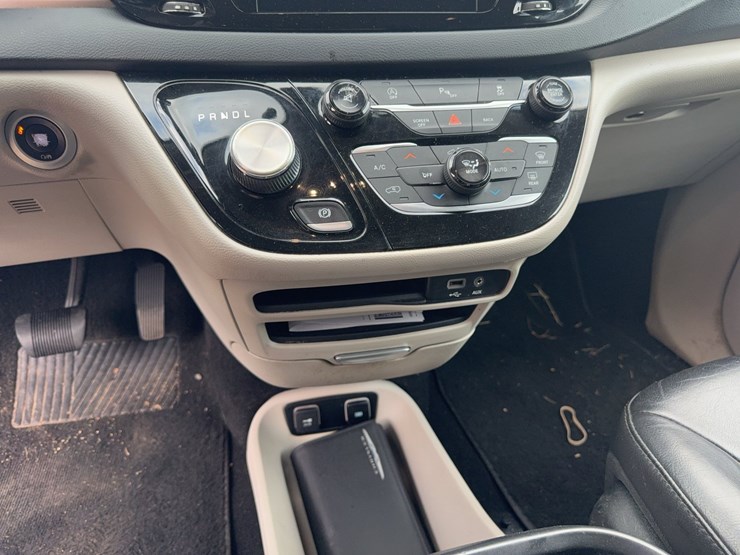 2017-chrysler-pacifica-image-28