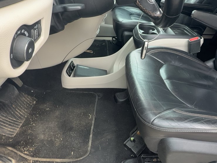 2017-chrysler-pacifica-image-30