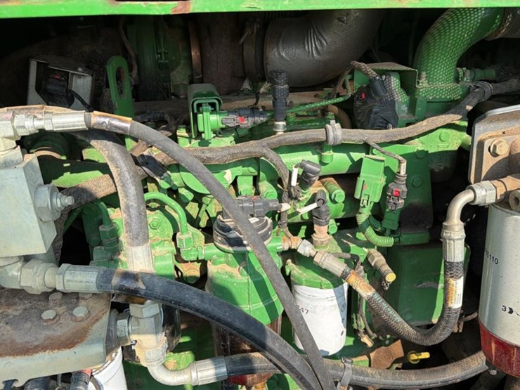 2015-deere-648l-image-40