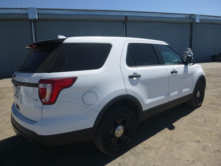 2016-ford-explorer-image-3