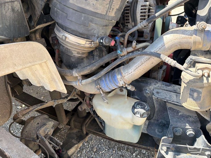 2015-freightliner-m2-106-image-14