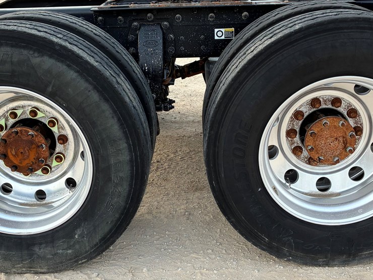 2020-peterbilt-567-image-13