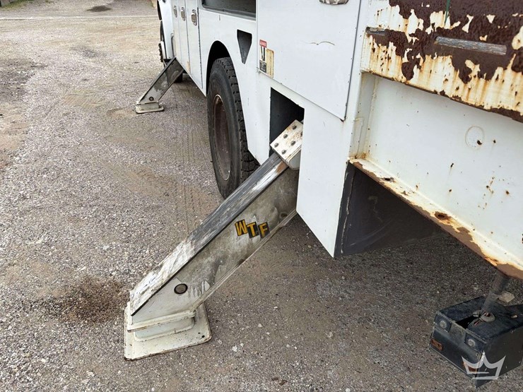 2016-freightliner-m2-106-image-36