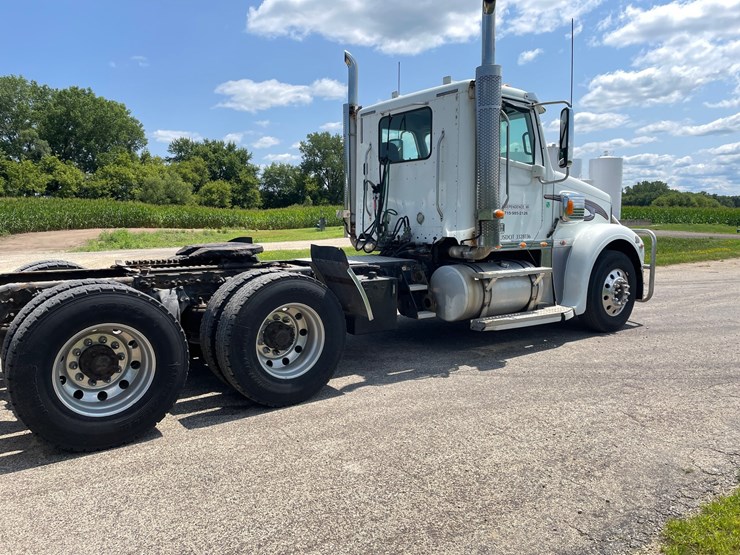 2016-freightliner-coronado-132-image-4