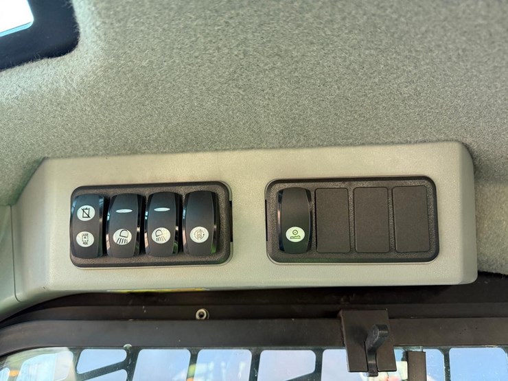 2015-caterpillar-262d-image-23