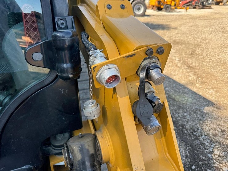 2020-caterpillar-249d3-image-12