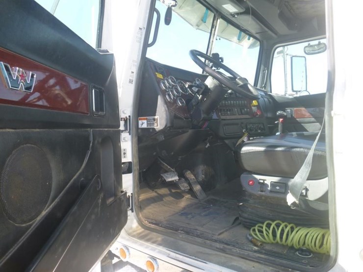 2020-western-star-4900sf-image-11