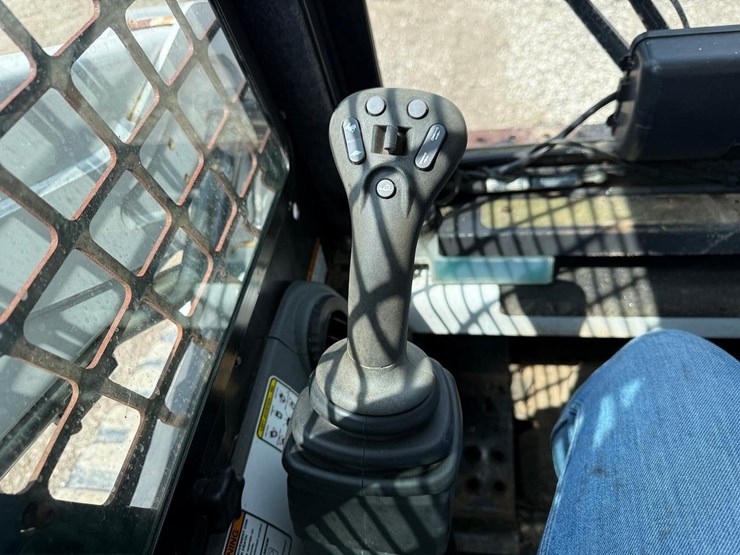 2011-bobcat-t190-image-25