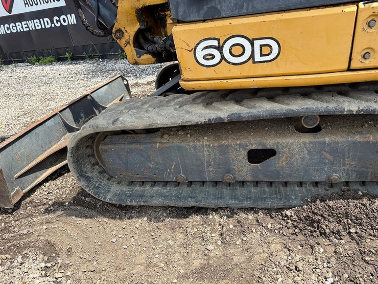 2010-john-deere-60d-image-16