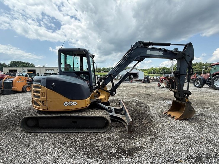 2010-john-deere-60d-image-5