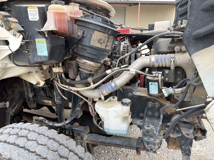 2016-freightliner-m2-106-image-15