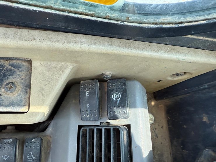 2010-john-deere-60d-image-25