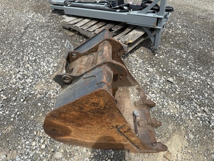 bobcat-24”-excavator-bucket-image-4