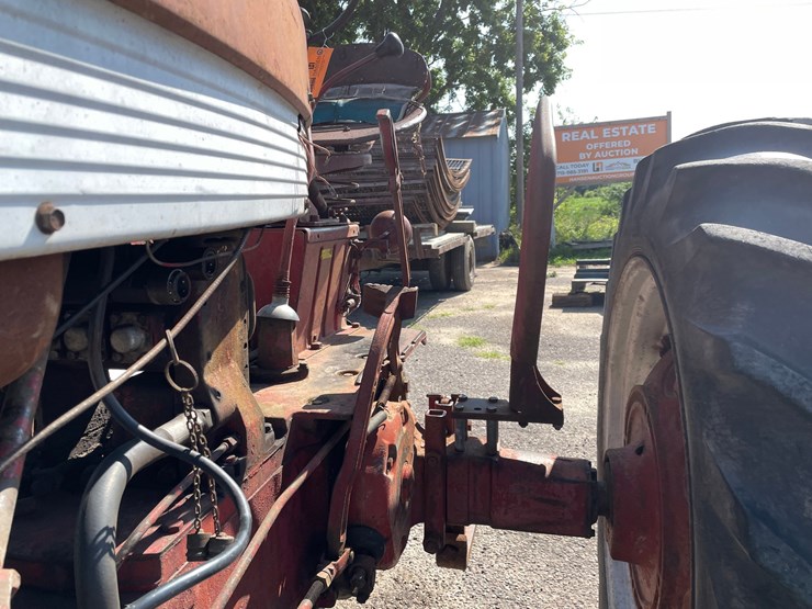 #2102-•-farmall-560-tractor-image-10