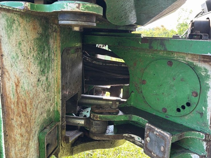 2015-deere-648l-image-34