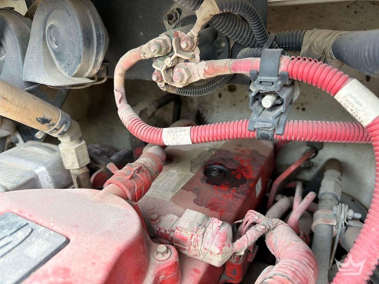 2016-freightliner-m2-106-image-13