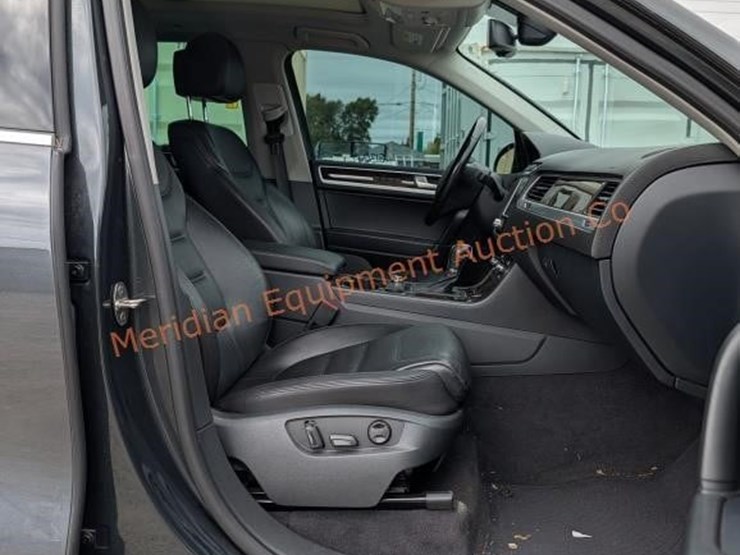 2013-volkswagen-touareg-image-21