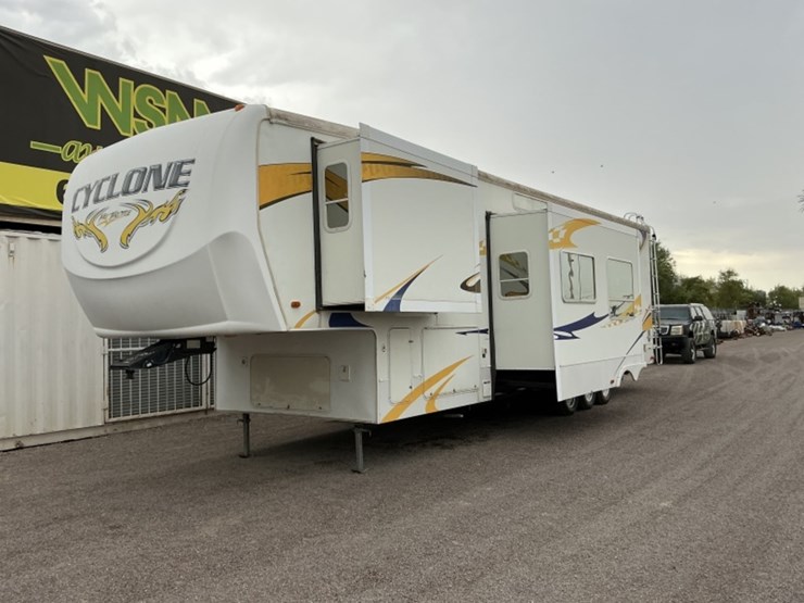 2008-heartland-cyclone-fifth-wheel-toyhauler-image-53
