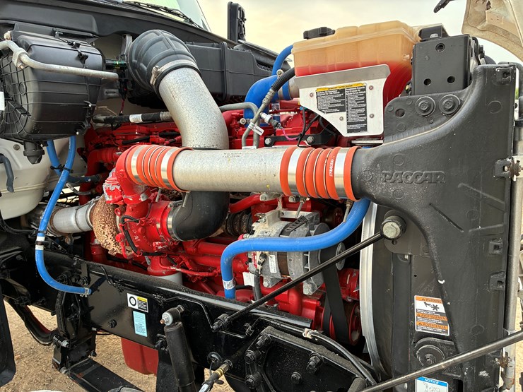 2020-peterbilt-567-image-10