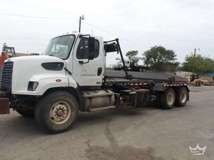 2016-freightliner-108sd-image-1