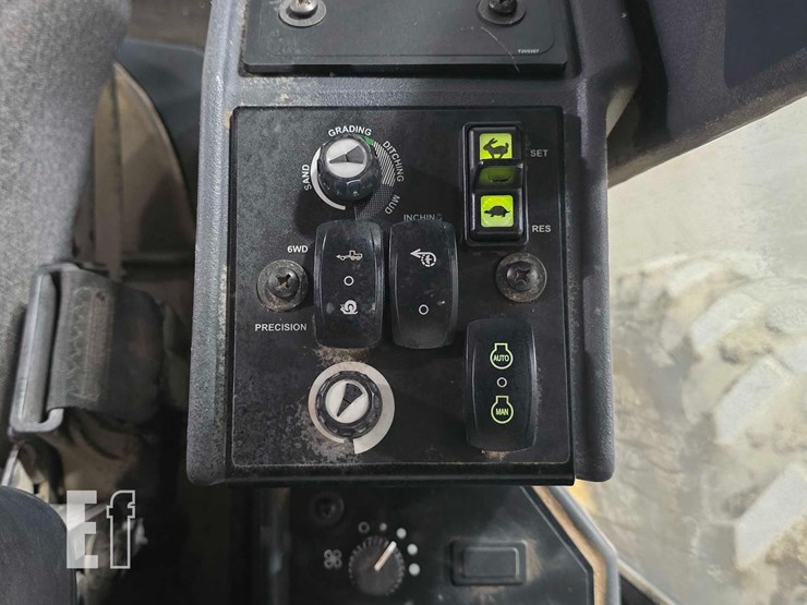 2011-deere-672g-image-22