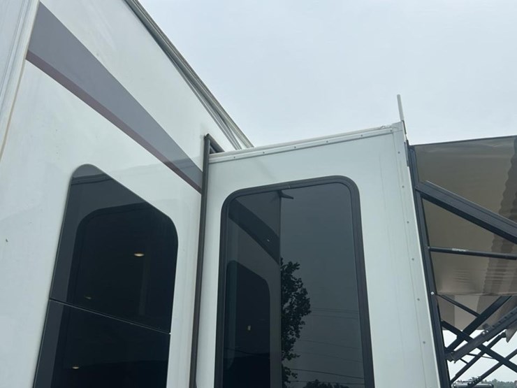 #139-•-2022-grand-design-solitude-310gk-camper-image-23