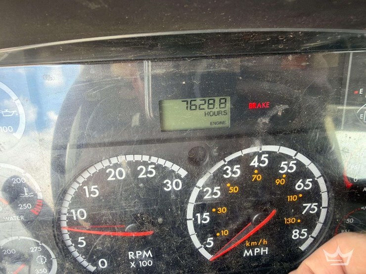 2016-freightliner-m2-106-image-11