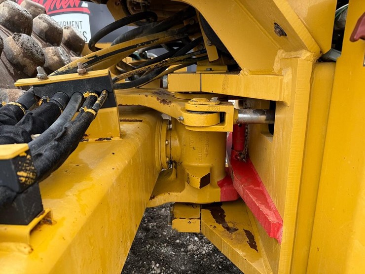 2011-caterpillar-cp56-image-17